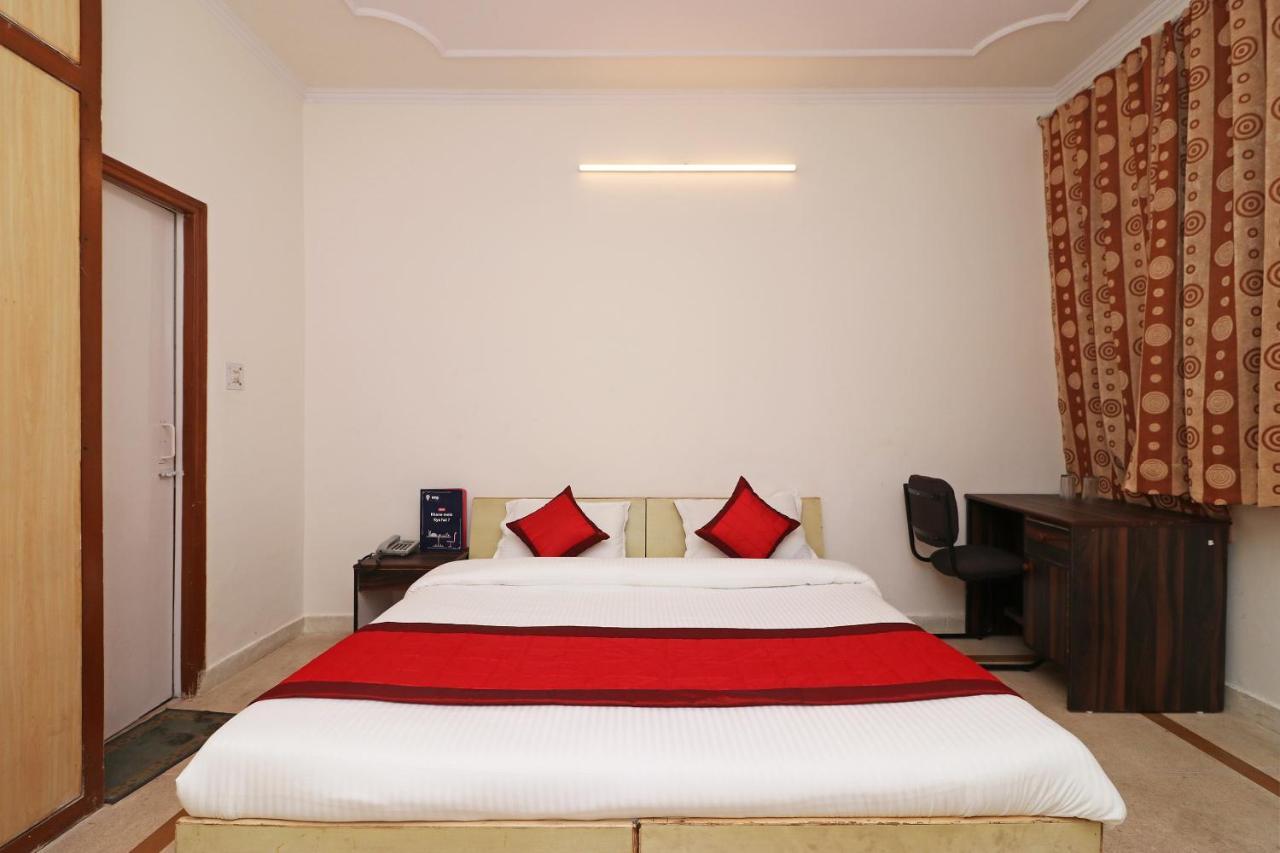 โอโย 11452 โกลเดน คาสเซิล ลอดจ์ Hotel Indirapuram ภายนอก รูปภาพ