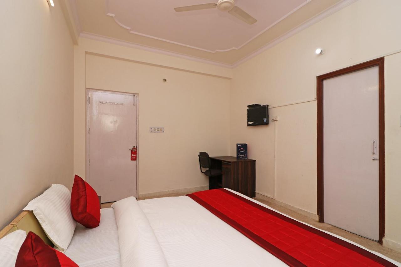 โอโย 11452 โกลเดน คาสเซิล ลอดจ์ Hotel Indirapuram ภายนอก รูปภาพ